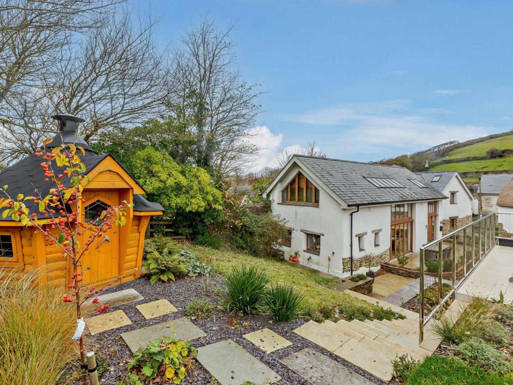 a home with a garden and a house at 4 Bed in Braunton oc-62949 in Croyde