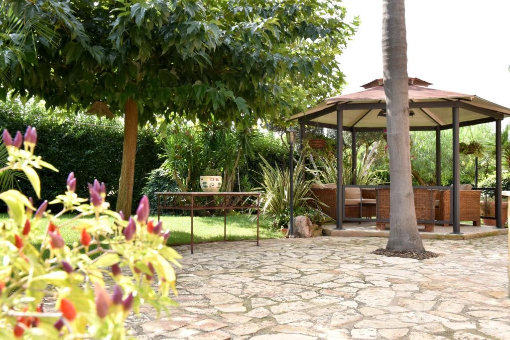 Ogród w obiekcie B&B Villa Anastasia Club