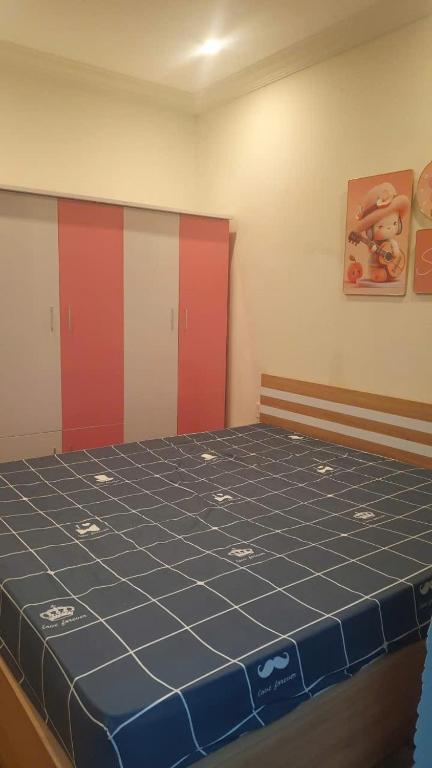 a room with a bed with red and blue at My Sweet House in Hòa Bình