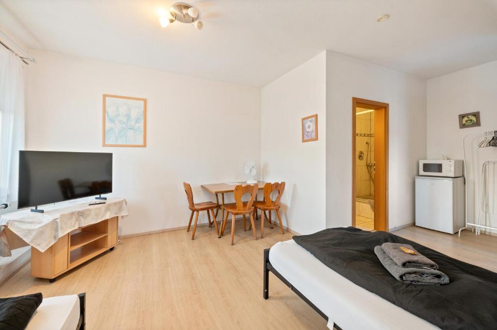 a bedroom with a bed and a table with chairs at Monteurzimmer Haus 6 Nebringen für bis zu 12 Personen - Küche und Parkplätze vorhanden in Gäufelden