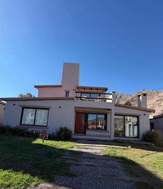 a house with a mountain in the background at Moller masi inti wayra in Purmamarca