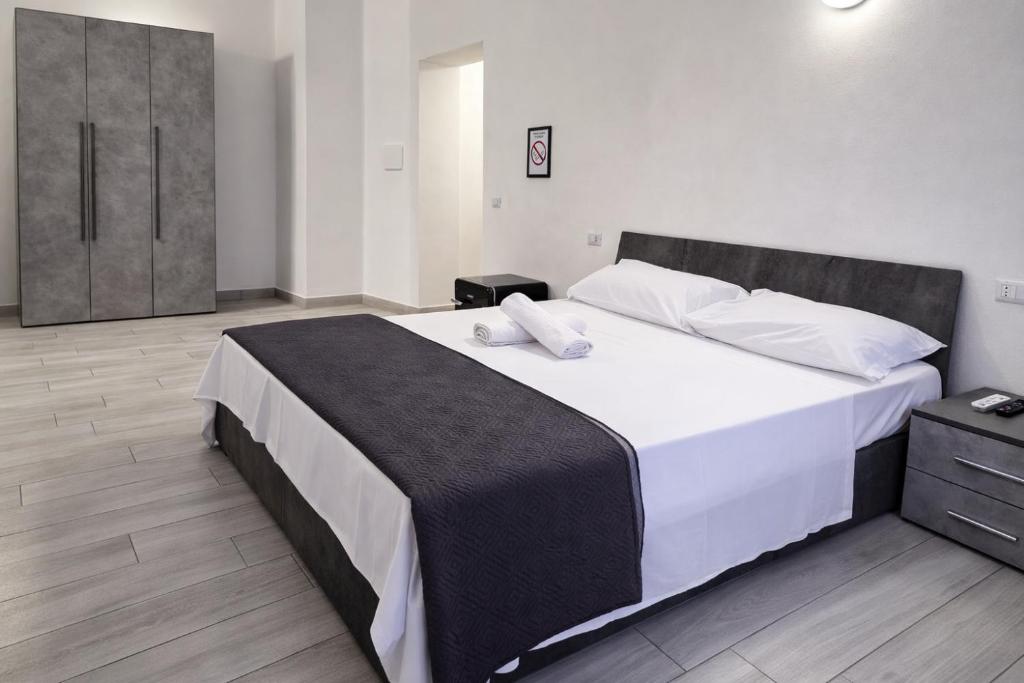 a bedroom with a large bed with white sheets at Casa Manzoni in Novara