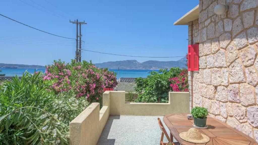 Bougainvillea central Seaview Home in Milos
