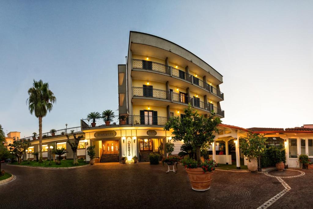 d'un grand bâtiment éclairé dans un parking. dans l'établissement Hotel Ristorante Donato, à Calvizzano