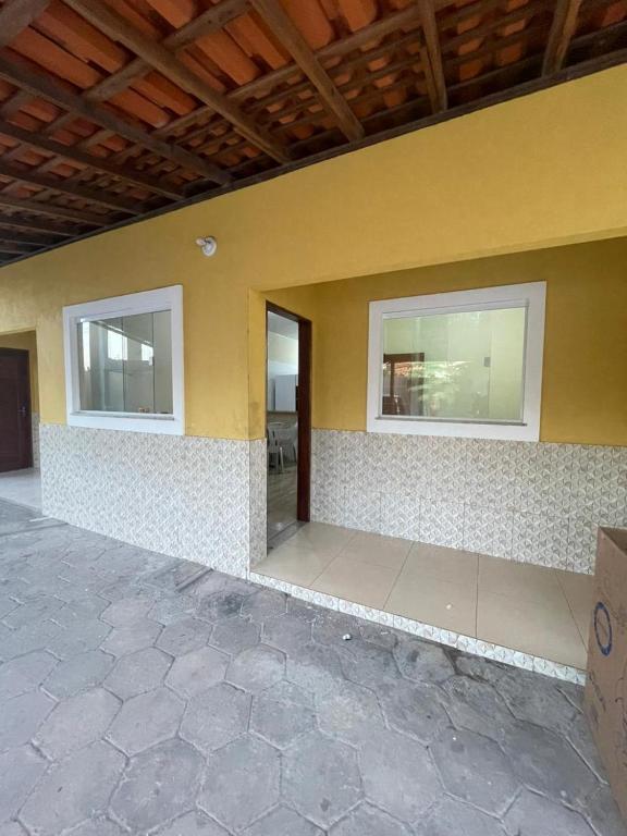 a building with two windows on the side of it at Apartamento Lençóis in Barreirinhas