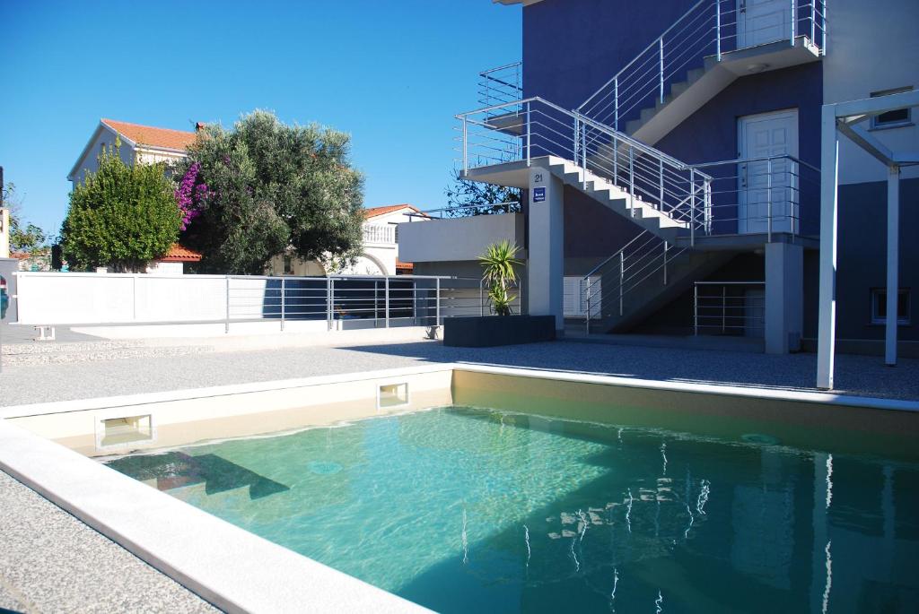 une piscine en face d'un bâtiment dans l'établissement Casa Vito, à Nin