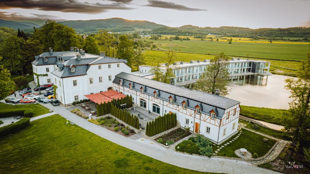 una vista aerea di un grande edificio bianco di Pałac Pakoszów Schlosshotel Wernersdorf a Jelenia Góra