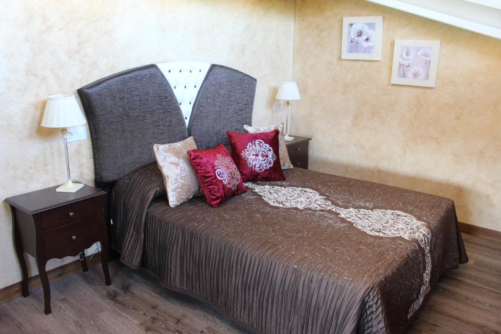 a bedroom with a bed with red pillows on it at El Mirador de Alcuneza in Sigüenza