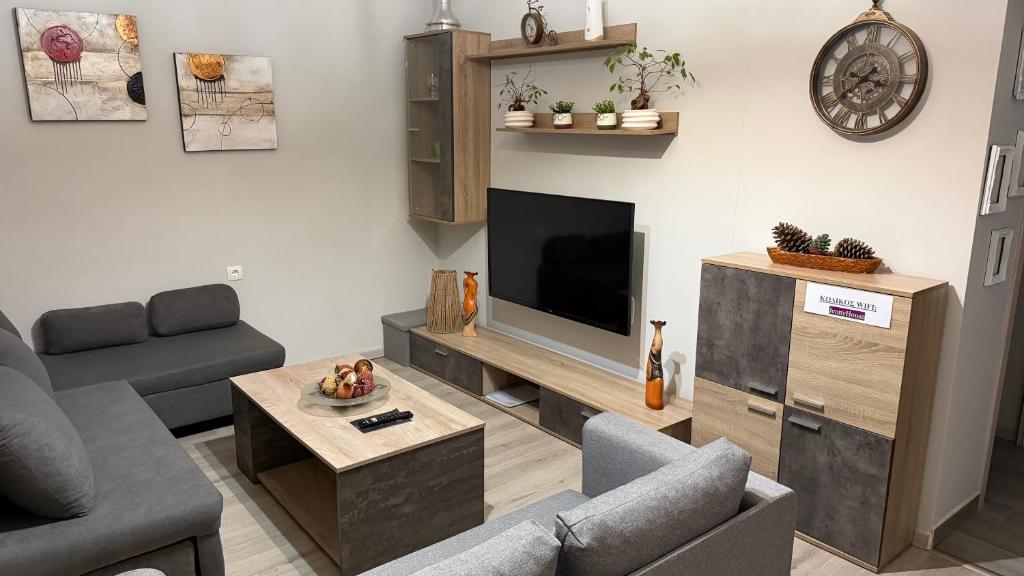 a living room with a couch and a television at JennyHouse in Drama