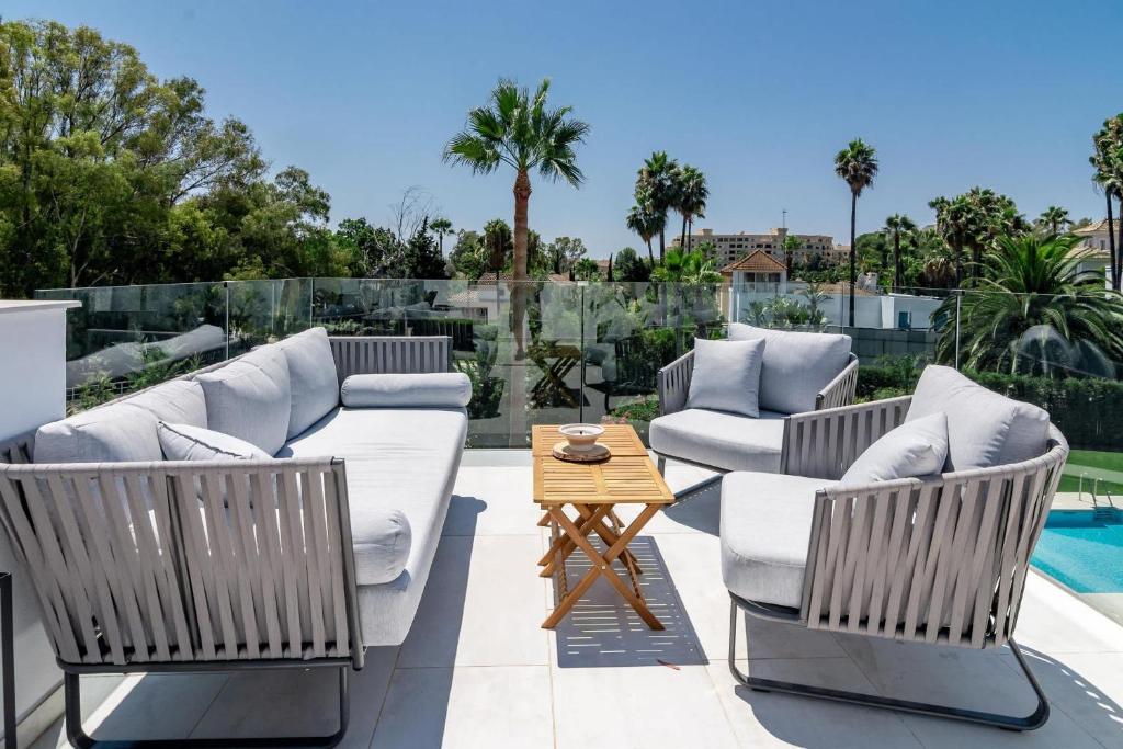 Nueva Andalucia Townhouse, Private Garden and Garage