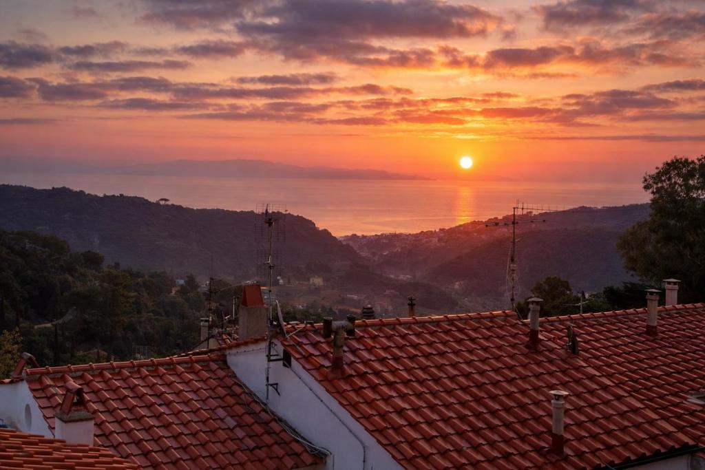 a view of the sunset from the roofs of houses at Casa Tiffany - Elba Affitti in Rio nellʼElba
