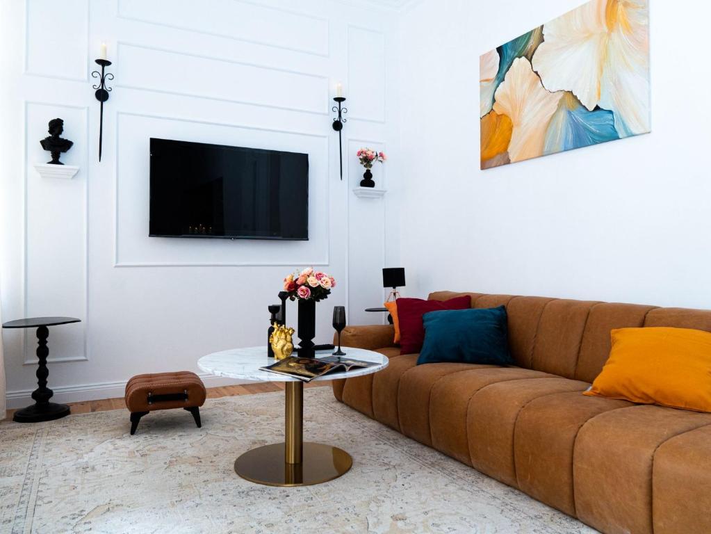 a living room with a couch and a table at Altstadt Geverdes 1 in Lübeck