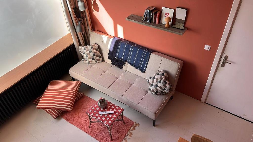an overhead view of a couch in a living room at La Boulangerette - Studio in Kralingen in Rotterdam