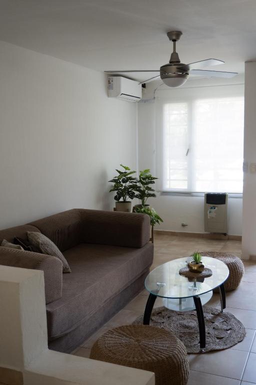a living room with a couch and a table at Duplex Moderno en Chascomus in Chascomús