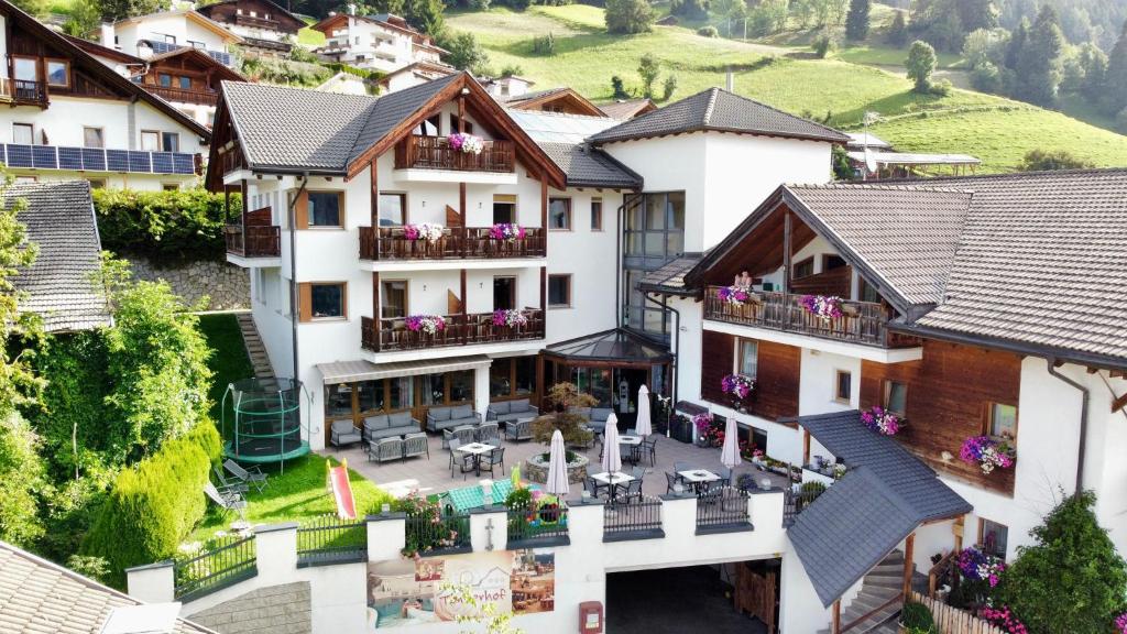 an aerial view of a house with a courtyard at Hotel Tonnerhof in Racines