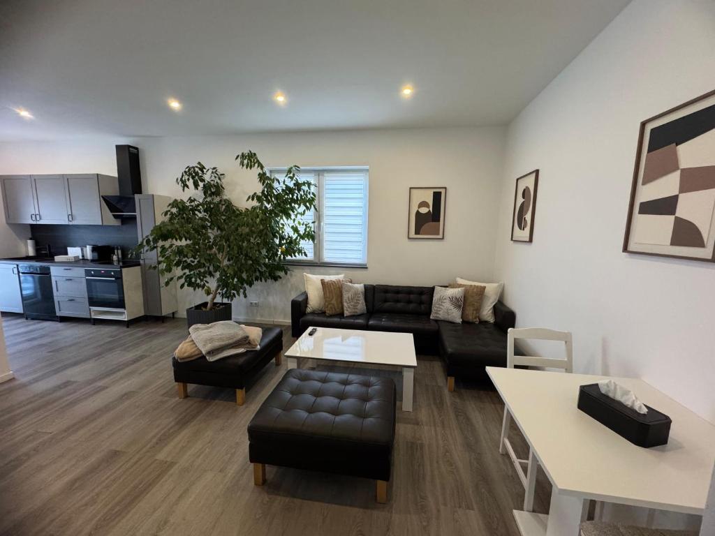 a living room with a couch and a table at City Lounge Bielefeld 005 in Bielefeld