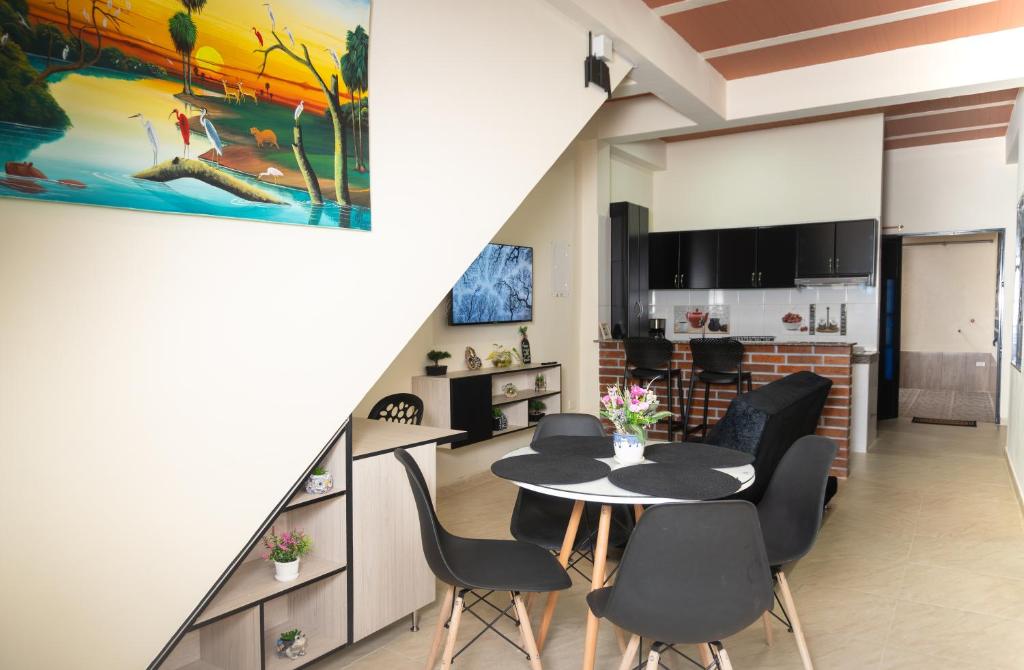 a kitchen and dining room with a table and chairs at Espacio Ideal 101 in Yopal