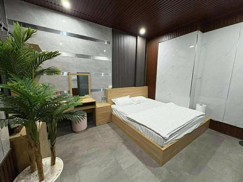 a bedroom with a bed and a desk and a mirror at Muối Hồng Homestay in Ấp Tân Hà