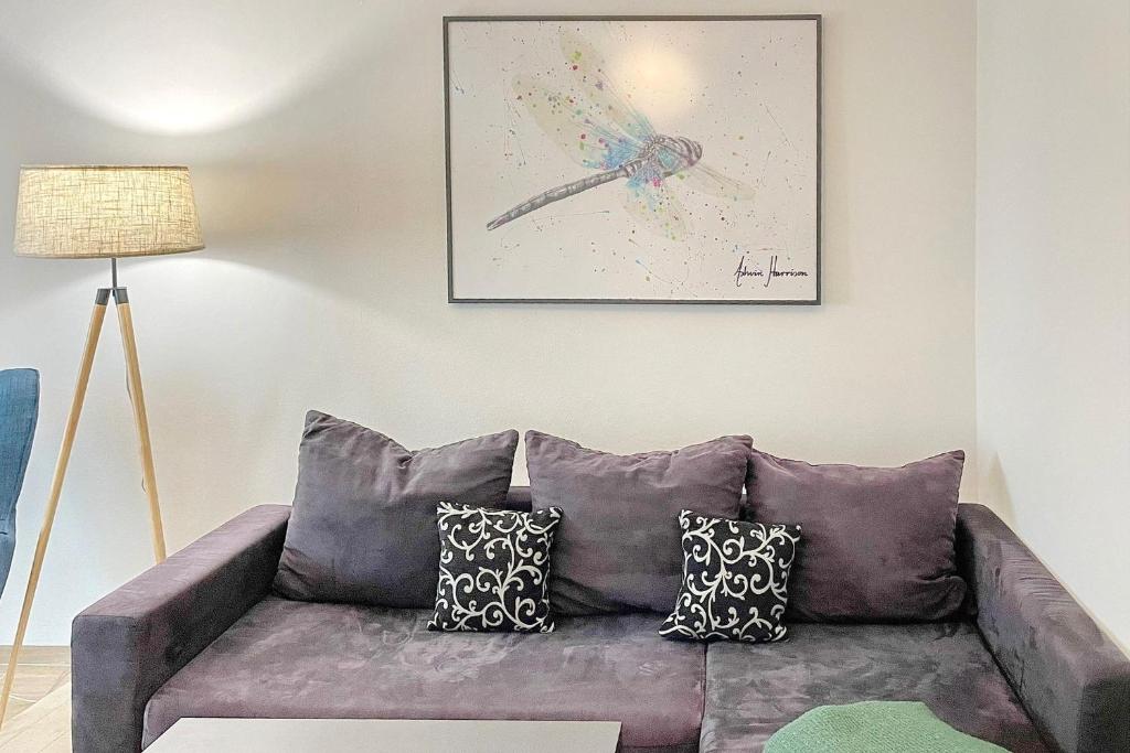 a couch in a living room with a painting on the wall at Libelle in Lübben