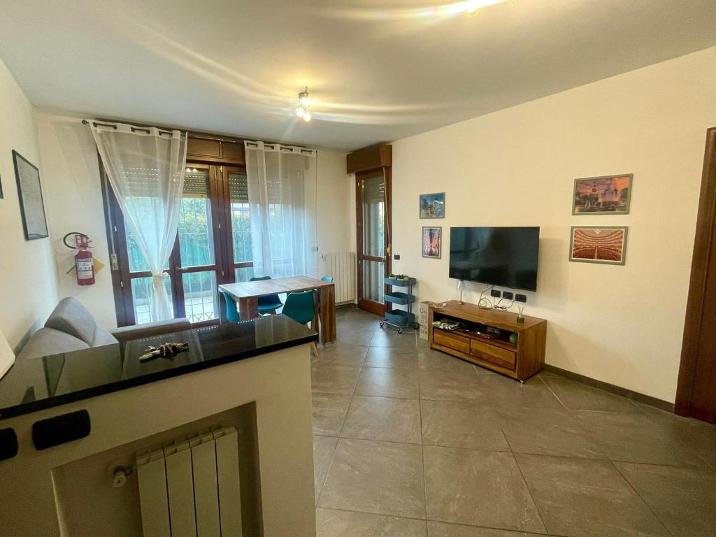 ein Wohnzimmer mit Sofa und Fernseher in der Unterkunft la corte in Vimodrone