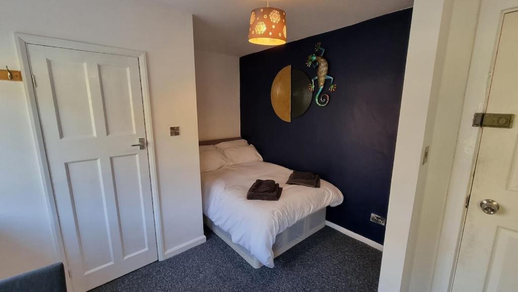 a small bedroom with a small bed in it at Cosy Studio · Easy City Access · Nottingham in Nottingham