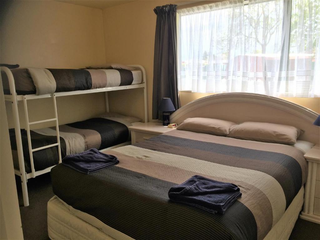 Postel nebo postele na pokoji v ubytování Cedar Chalets and Barkers Lodge