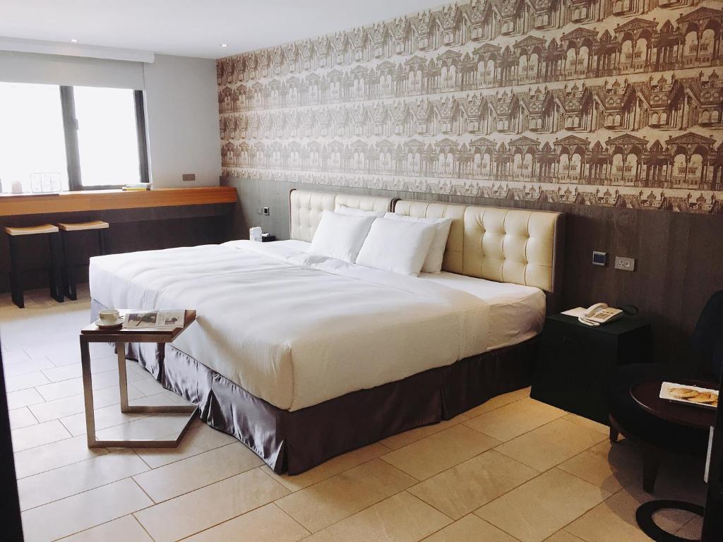 Postel nebo postele na pokoji v ubytování 3 Door Hotel