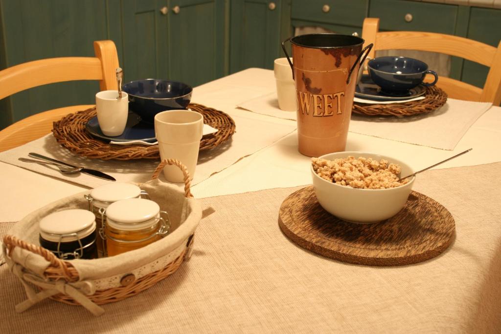 un tavolo con una ciotola di cibo su un tavolo di B&B Lo Tatà a Fenis