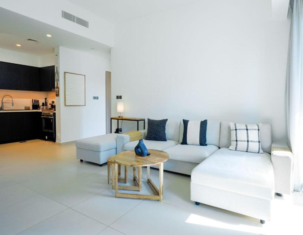 لابی و فضای عمومی Modern 1BR - Balcony - Near Metro & Attractions - تصویر ۵