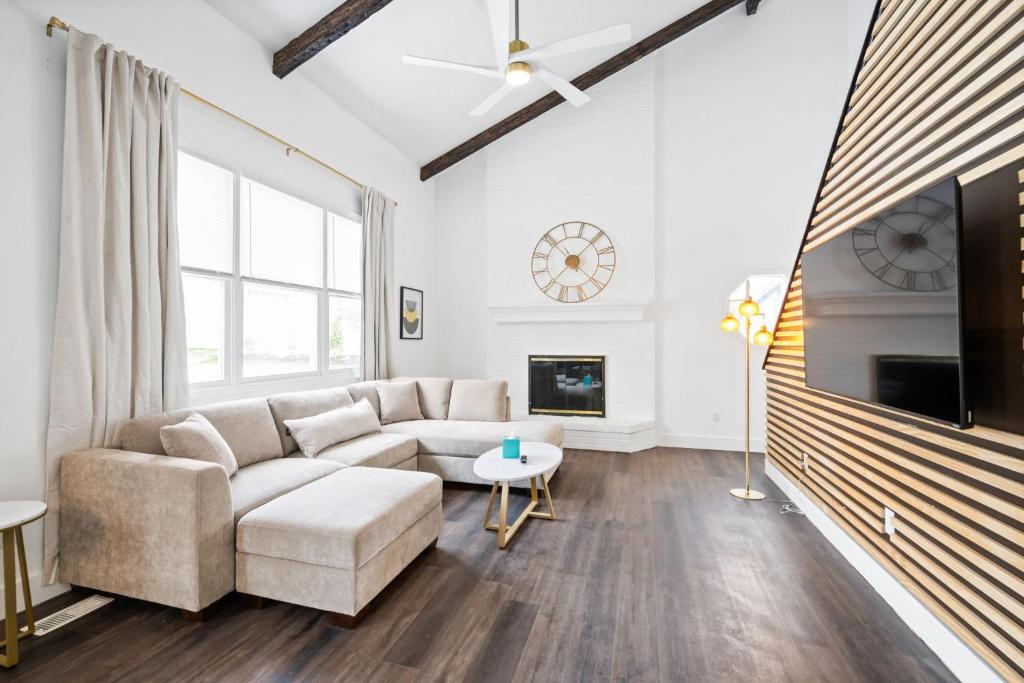 a living room with a couch and a tv at Nookside Grand Estate For 8 in Hamilton