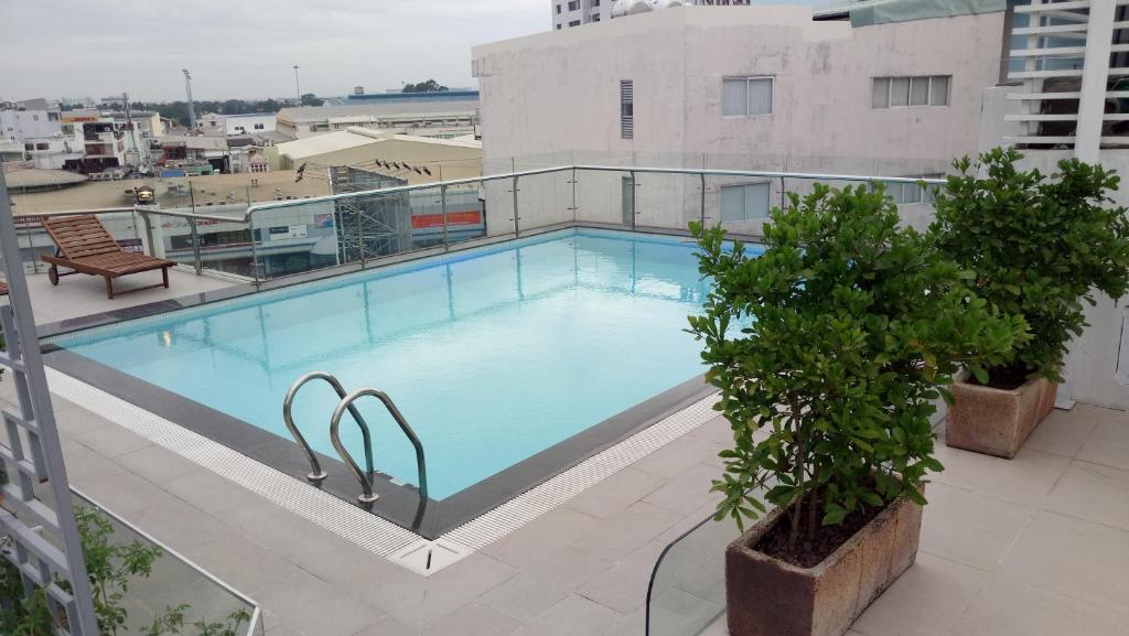 Bazén v ubytování Ciao SaiGon Hotel & Spa nebo v jeho okolí