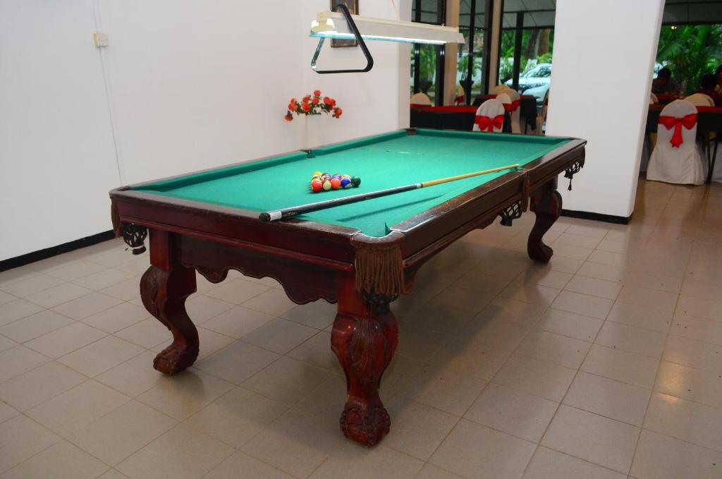 Biliár nebo kulečník v ubytování Jayasinghe Holiday Resort