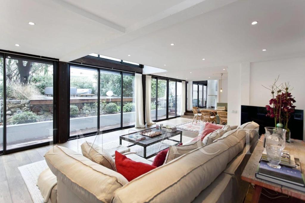 REF 1176 - Cannes Center - 5mins to the Palais des Festivals