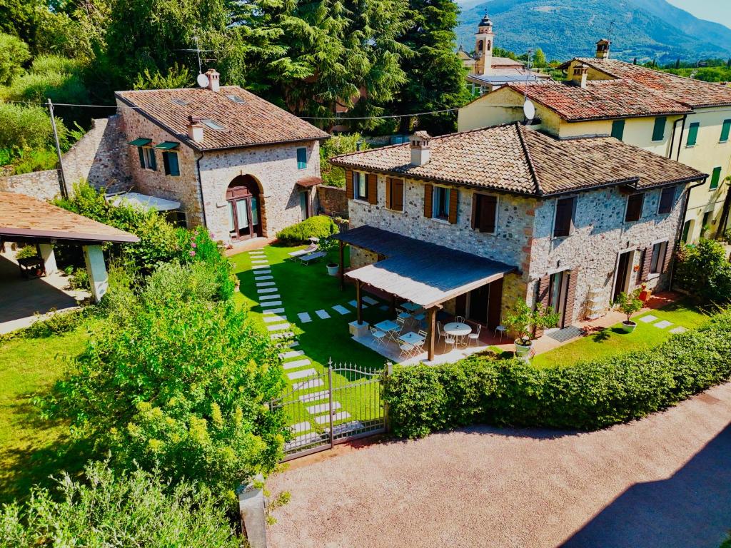 an aerial view of a house with a yard at Ca Malfer in Costermano sul garda