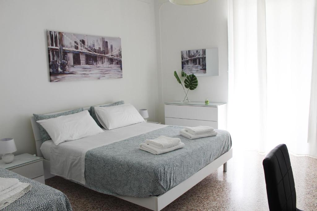 a bedroom with a bed with two towels on it at Felicia in Bisceglie