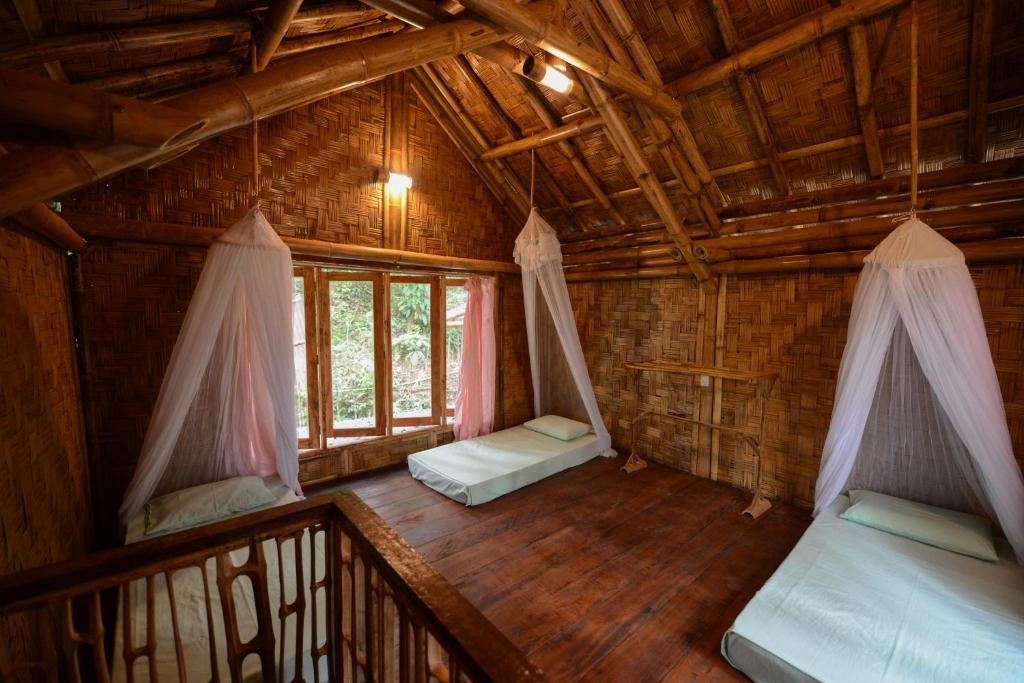 Postel nebo postele na pokoji v ubytování Ecolodge Bukit Lawang - Hotel&JungleTREK