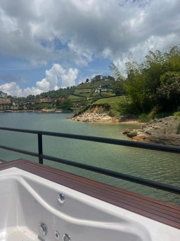 a bath tub sitting next to a body of water at Afrodita Chalet in El Peñol
