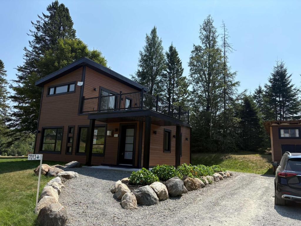 a house with a balcony on top of it at La Casa TiMoris in Wentworth-Nord