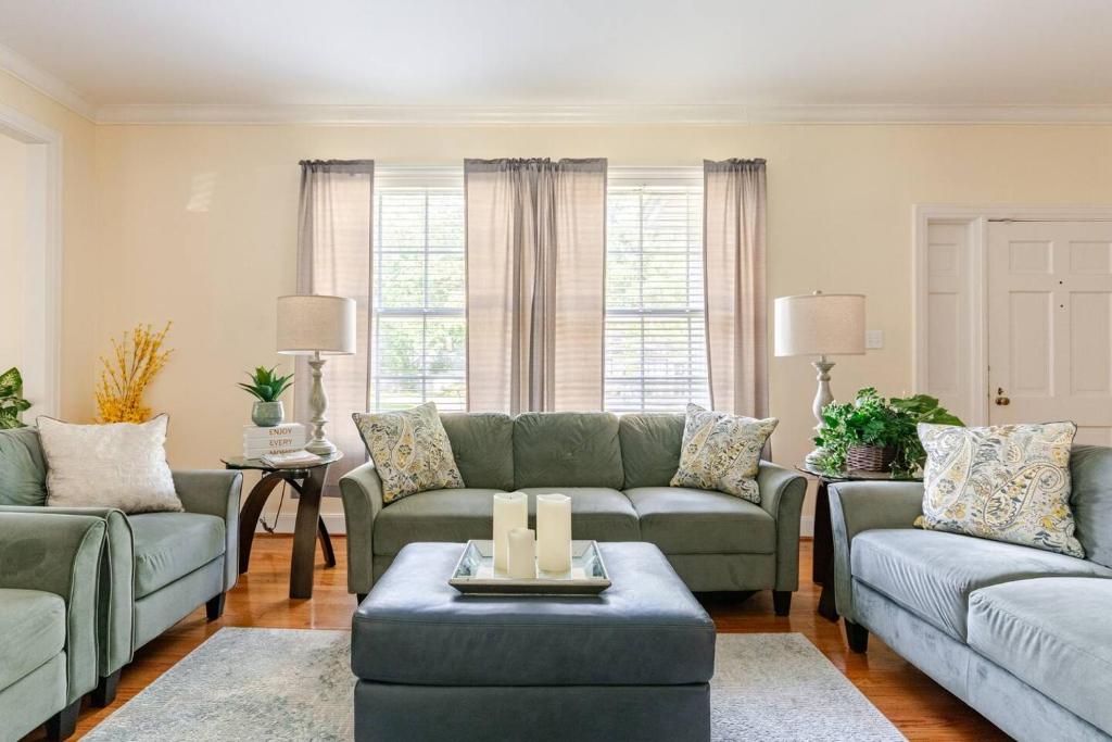 ein Wohnzimmer mit zwei Sofas und einem Tisch in der Unterkunft Ida's Oasis in Pine Bluff