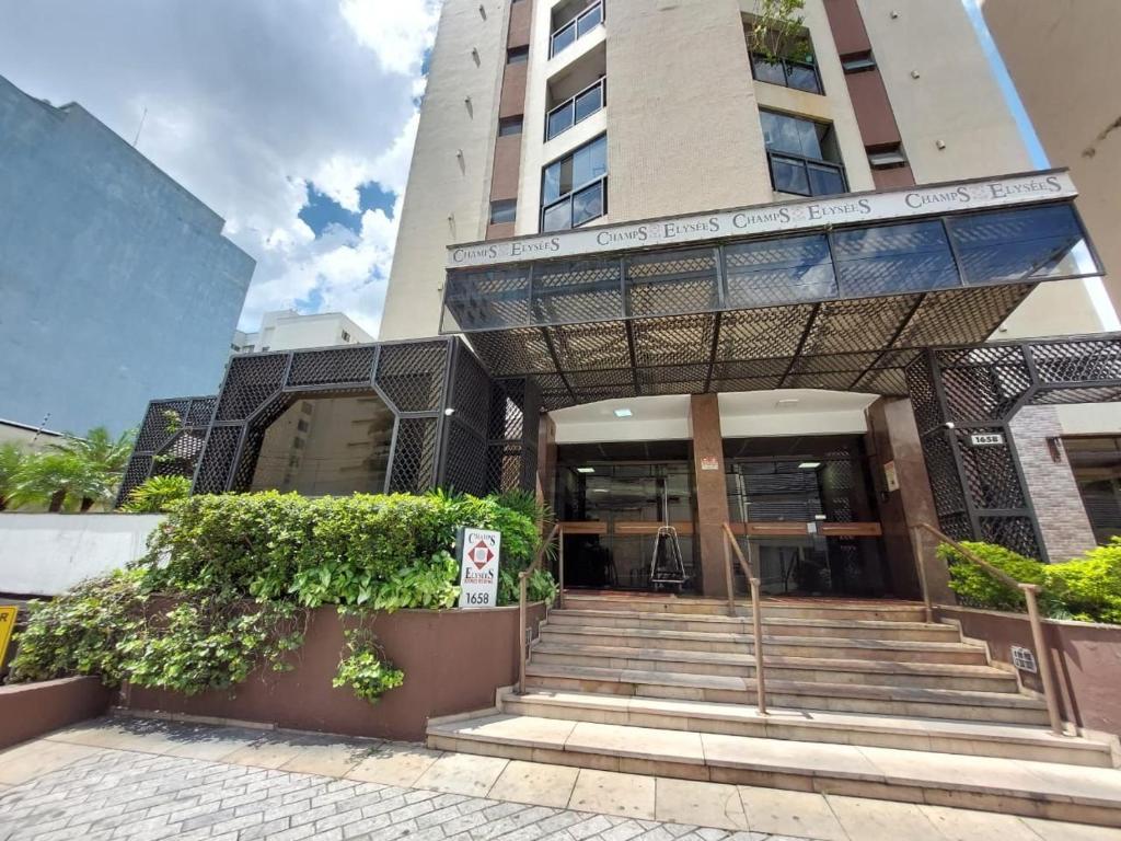 a building with stairs in front of a building at Flat Próx. Campo de Marte, Anhembi e Espaço Unimed in São Paulo