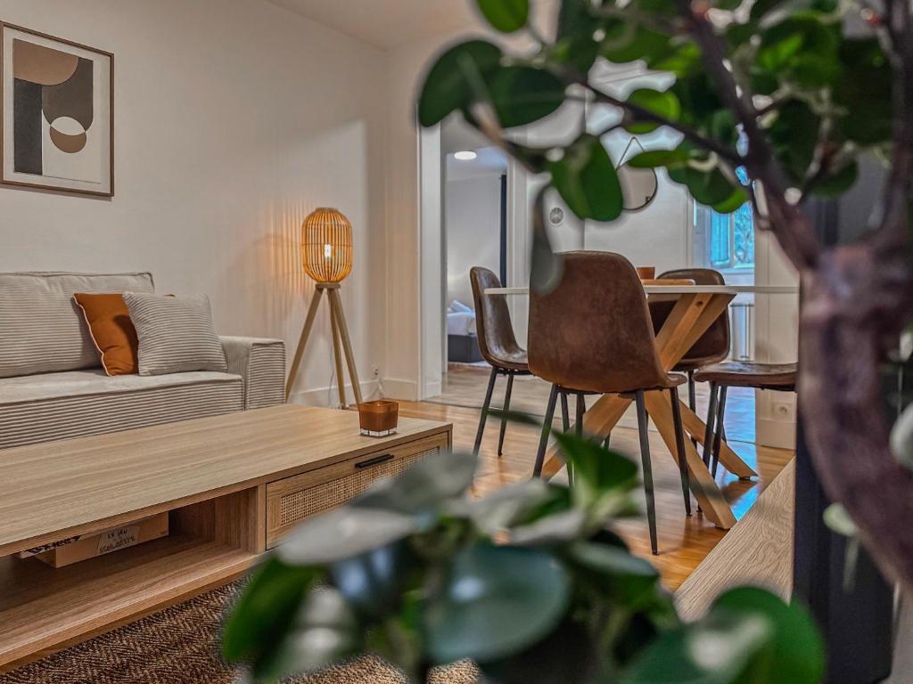 a living room with a couch and a table and chairs at Le Michels - Gare - CEA - STMicro in Fontaine
