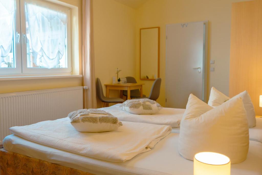 Hotel-Pension Lender - Dreibettzimmer