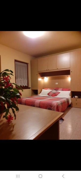 a hotel room with a bed and a desk at Residence Iris BeB in Valdisotto
