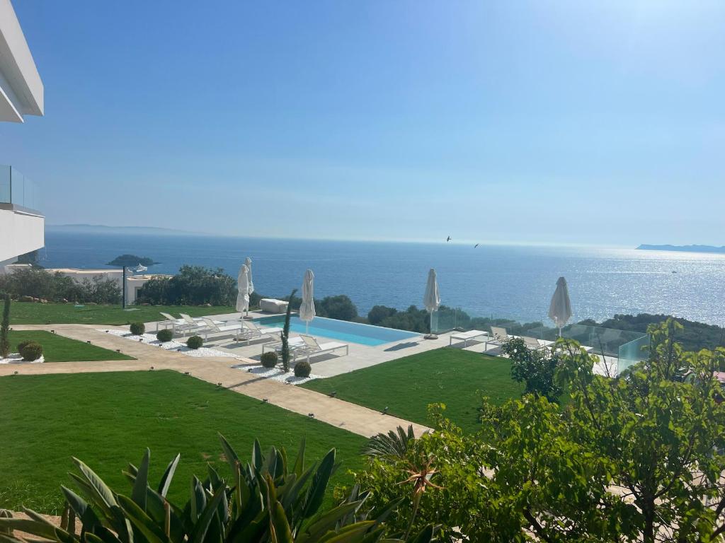 a view of a swimming pool and the ocean at Villa Veneti in Pérdika