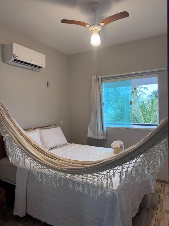 a hammock bed in a bedroom with a window at Casa Solmar Guriú in Guriú