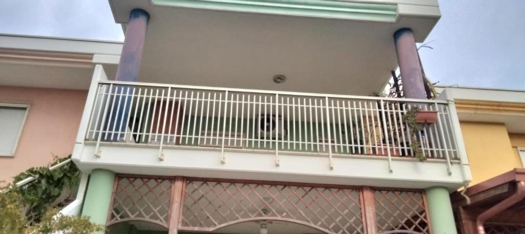 a balcony on the side of a building at Colonne Blu in Ginosa Marina