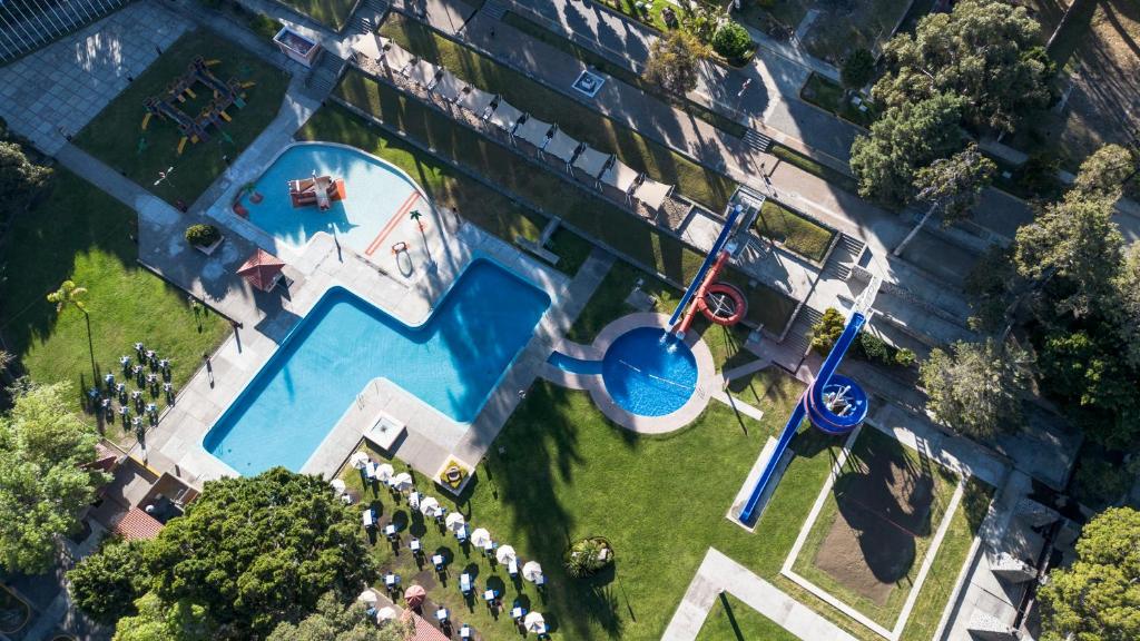 an overhead view of a water park with a pool at Centro Vacacional Atlixco-Metepec in Atlixco
