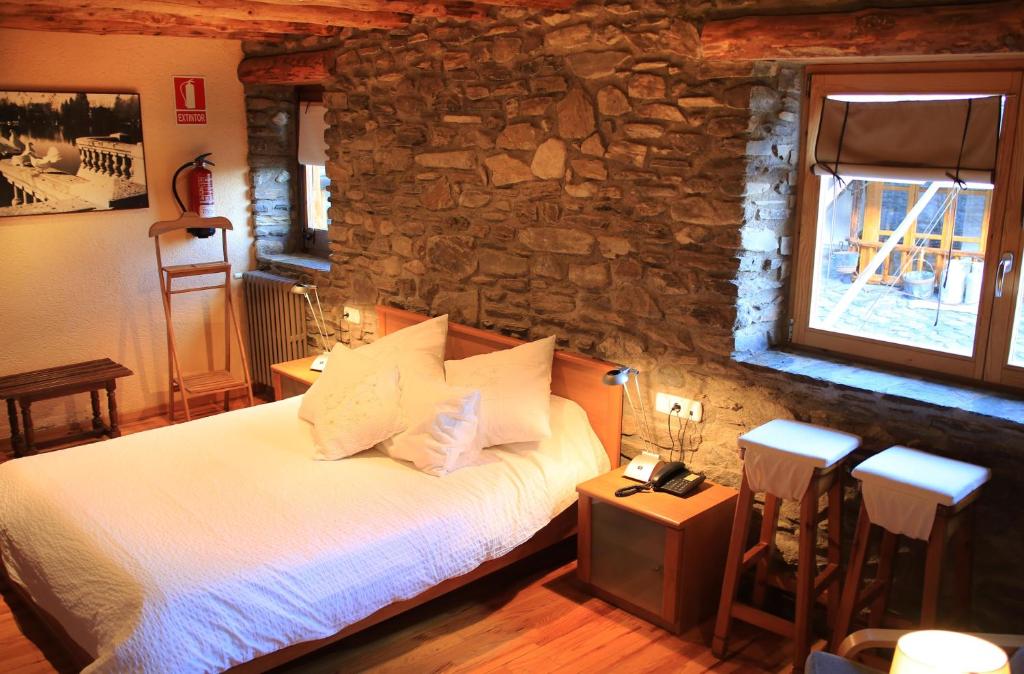 Postel nebo postele na pokoji v ubytování Hotel Can Borrell