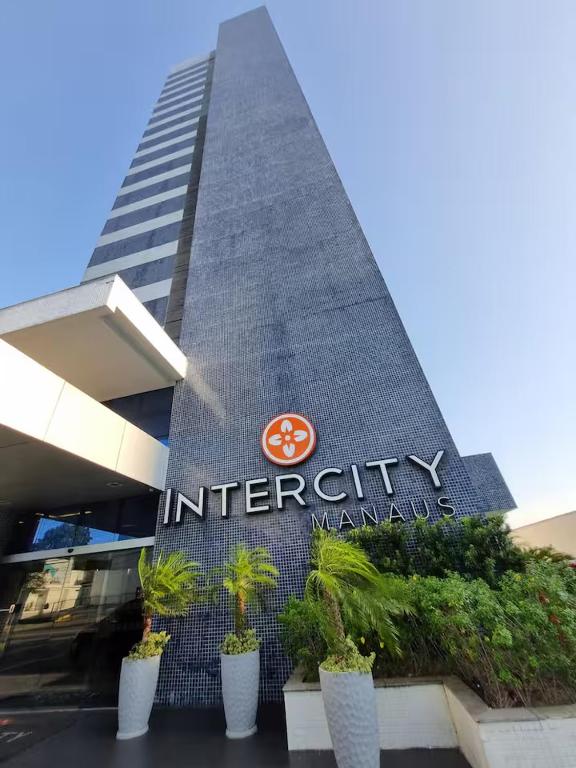 a sign for the entrance to an office building at Flat particular no Hotel Intercity Manaus in Manaus
