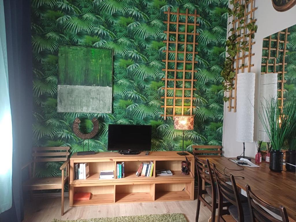 a room with a desk and a green wall at Ku'damm Taler's Central - Self Check In in Berlin